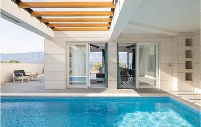 Bazen u objektu Beach Front Home In Povlja ili u blizini