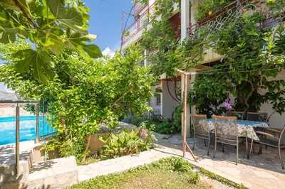 Bazen u objektu Apartments Roža ili u blizini