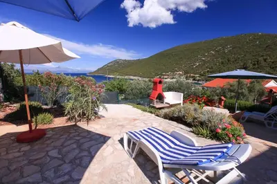 Pogled na planine ili pogled na planine iz vikendica