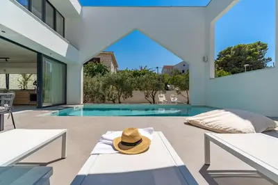 Bazen u objektu Luxury 5-bedroom Villa Altabianca with a Heated Pool, Finnish sauna, an outdoor Cinema, 50m from the beach ili u blizini