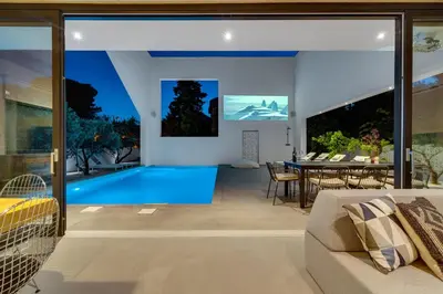 Bazen u objektu Luxury 5-bedroom Villa Altabianca with a Heated Pool, Finnish sauna, an outdoor Cinema, 50m from the beach ili u blizini