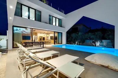 Bazen u objektu Luxury 5-bedroom Villa Altabianca with a Heated Pool, Finnish sauna, an outdoor Cinema, 50m from the beach ili u blizini
