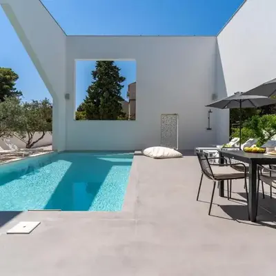 Luxury 5-bedroom Villa Altabianca with a Heated Pool