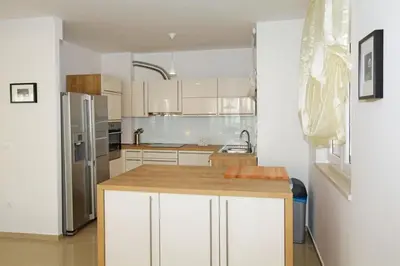 Kuhinja ili čajna kuhinja u objektu Apartment Bol A6 with Pool from 45 EUR per Person