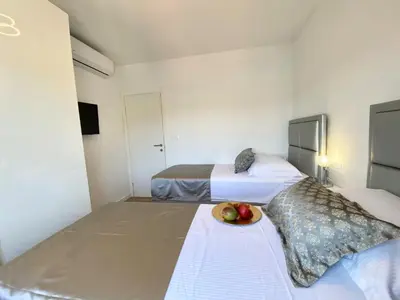 Krevet ili kreveti u jedinici u objektu Villa FJERA - sea view, hot tubs, terrace, BBQ