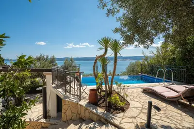 Bazen u objektu Holiday Residence Mirabella ili u blizini