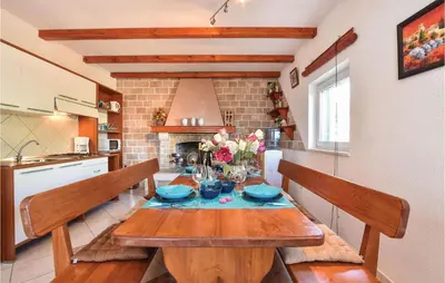 Kuhinja ili čajna kuhinja u objektu Pet Friendly Home In Postira With Wifi