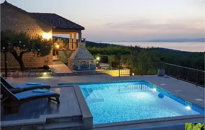 Bazen u objektu Pet Friendly Home In Postira With Wifi ili u blizini