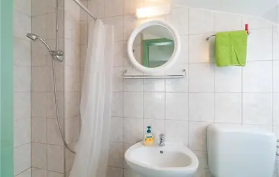 Kupaonica u objektu Nice Home In Postira With Kitchen