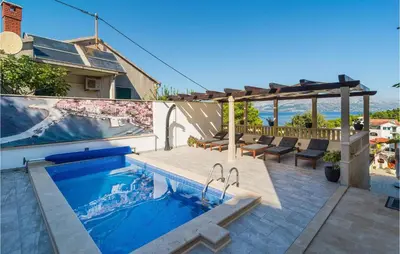 Bazen u objektu Gorgeous Home In Postira ili u blizini