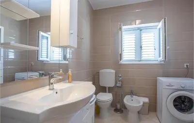 Kupaonica u objektu Pet Friendly Apartment In Podstrana