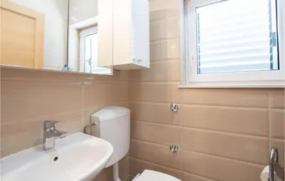 Kupaonica u objektu Pet Friendly Apartment In Podstrana