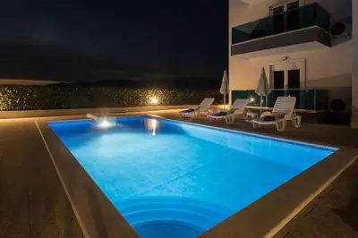 Bazen u objektu Apartments Jakov ili u blizini