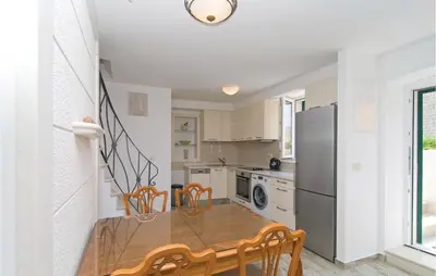 Kuhinja ili čajna kuhinja u objektu 3 Bedroom Lovely Apartment In Omis