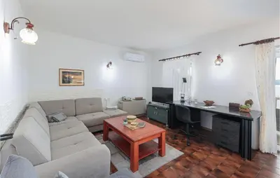 TV i/ili zabavni centar u objektu Gorgeous Apartment In Lokva Rogoznica