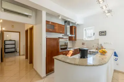 Kuhinja ili čajna kuhinja u objektu Villa Arbareto with heated swimming pool