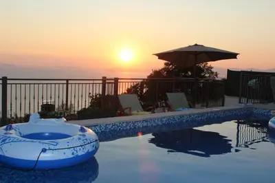 Pogled na izlazak ili zalazak sunca iz vila