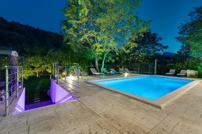 Bazen u objektu Villa Zara with 32 sqm heated Pool, Jacuzzi, Billiard, Tennis table, 8pax ili u blizini