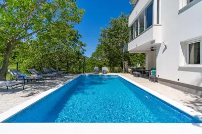 Bazen u objektu Villa Zara with 32 sqm heated Pool, Jacuzzi, Billiard, Tennis table, 8pax ili u blizini
