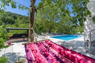 Bazen u objektu Villa Zara with 32 sqm heated Pool, Jacuzzi, Billiard, Tennis table, 8pax ili u blizini