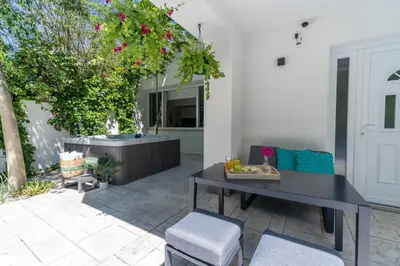 Vrt u objektu Villa Zara with 32 sqm heated Pool, Jacuzzi, Billiard, Tennis table, 8pax