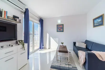 TV i/ili zabavni centar u objektu Luka's SEA View Terrace & Steps from the Beach apartment