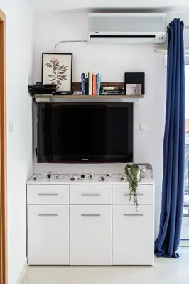 TV i/ili zabavni centar u objektu Luka's SEA View Terrace & Steps from the Beach apartment
