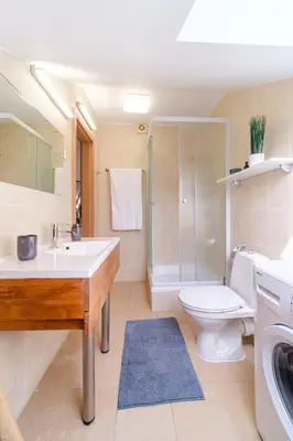 Kupaonica u objektu Luka's SEA View Terrace & Steps from the Beach apartment