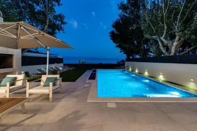 Bazen u objektu Beachfront Villa Erce with private 40sqm heated pool, a Gym, 7 en-suite bedrooms, a rooftop terrace, 2 living areas ili u blizini