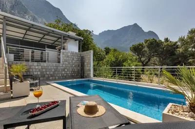 Pogled na planine ili pogled na planine iz vila