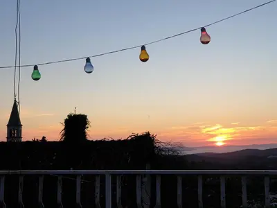 Pogled na izlazak ili zalazak sunca iz apartmana