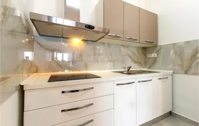 Kuhinja ili čajna kuhinja u objektu Lovely Home In Jesenice Dugi Rat