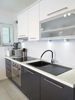 Kuhinja ili čajna kuhinja u objektu ON THE BEACH 4-pax Apartment A2 with a terrace & sea view