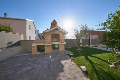 Vrt u objektu M Entire floor in a spacious house with pool
