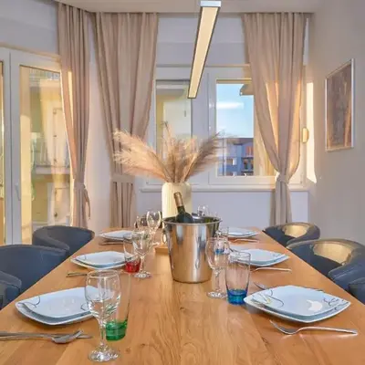 M Entire floor in a spacious house with pool