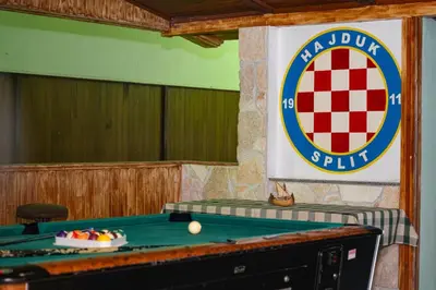 Stol za biljar u objektu Villa Mime