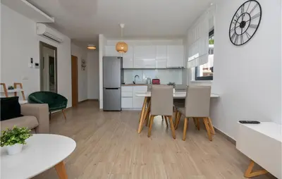 Kuhinja ili čajna kuhinja u objektu Lovely Apartment In Baska Voda