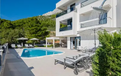 Bazen u objektu Lovely Apartment In Baska Voda ili u blizini
