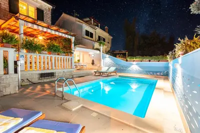 Bazen u objektu Apartments Villa Camellia - Adults Only ili u blizini
