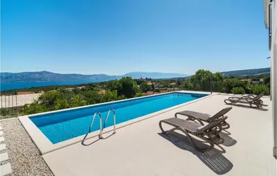 Bazen u objektu Amazing Home In Supetar Brac ili u blizini