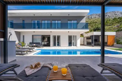 Bazen u objektu Villa Hill with private 32sqm heated pool and hydro-massage, 4 en-suite bedrooms, 200m from the sandy beach ili u blizini