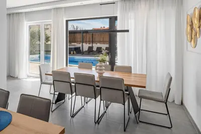 Bazen u objektu Villa Hill with private 32sqm heated pool and hydro-massage, 4 en-suite bedrooms, 200m from the sandy beach ili u blizini