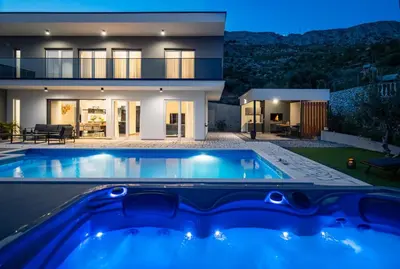 Bazen u objektu Villa Hill with private 32sqm heated pool and hydro-massage, 4 en-suite bedrooms, 200m from the sandy beach ili u blizini