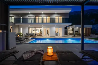 Bazen u objektu Villa Hill with private 32sqm heated pool and hydro-massage, 4 en-suite bedrooms, 200m from the sandy beach ili u blizini