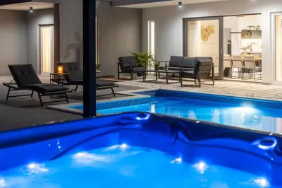 Bazen u objektu Villa Hill with private 32sqm heated pool and hydro-massage, 4 en-suite bedrooms, 200m from the sandy beach ili u blizini