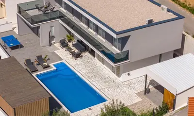 Bazen u objektu Villa Hill with private 32sqm heated pool and hydro-massage, 4 en-suite bedrooms, 200m from the sandy beach ili u blizini
