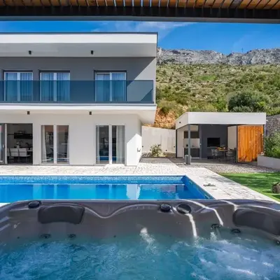 Villa Hill with private 32sqm heated pool and hydro-massage