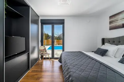 Bazen u objektu Villa Mir with private pool, 3 bedrooms, 7km from sandy beach ili u blizini