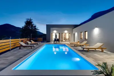 Bazen u objektu Villa Mir with private pool, 3 bedrooms, 7km from sandy beach ili u blizini