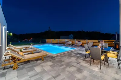 Bazen u objektu Villa Mir with private pool, 3 bedrooms, 7km from sandy beach ili u blizini